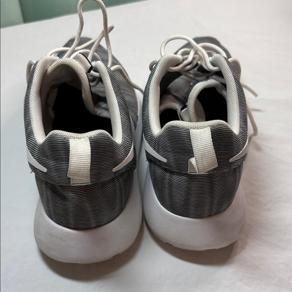 Nike Tennis Shoes women’s size 7 - Picture 4 of 6